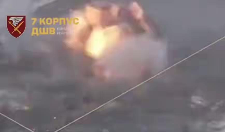 乌军宣布战果：俄军在红军城损失惨重，446名精锐空降兵被歼灭。乌克兰军队在波