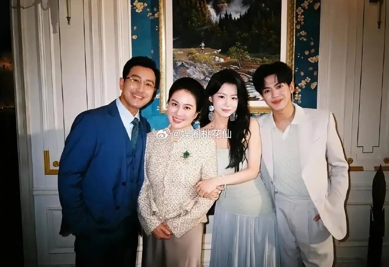 叶璇回应拍短剧这事儿了，说自己并没有“自带珠宝进组”，剧里那些珠宝啊，全都是道具