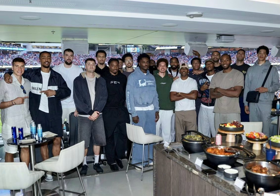 RamonaShelburne：官宣交易的前几个小时，哈登来到快船训练馆。馆内