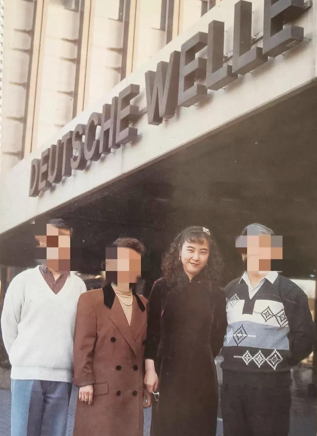 有网友晒出了大约2000年左右的李丹红，也就是李国庆现在的新婚妻子在德国之声做中