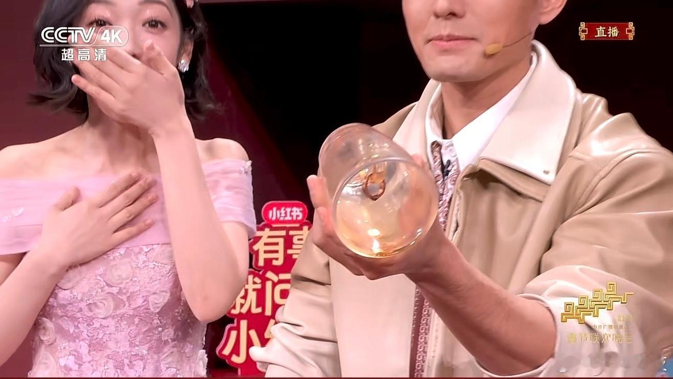豆包解密春晚魔术春晚邓男子的《惊喜定格》魔术都看了吧？真是太精彩了！戒指穿杯看我