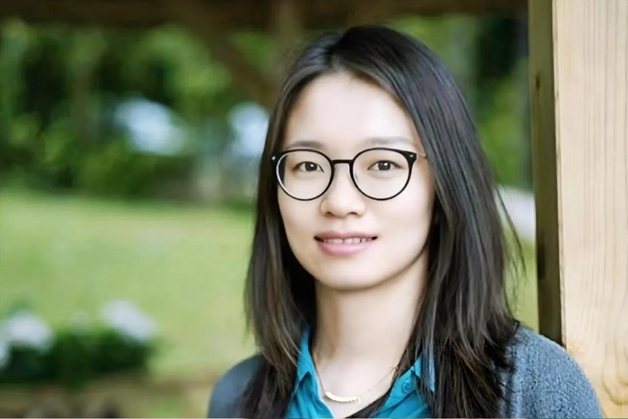 我表妹有幸听过王虹的讲座，她说她都不习惯了。王虹跟大多数演讲者是不一样的，她上来