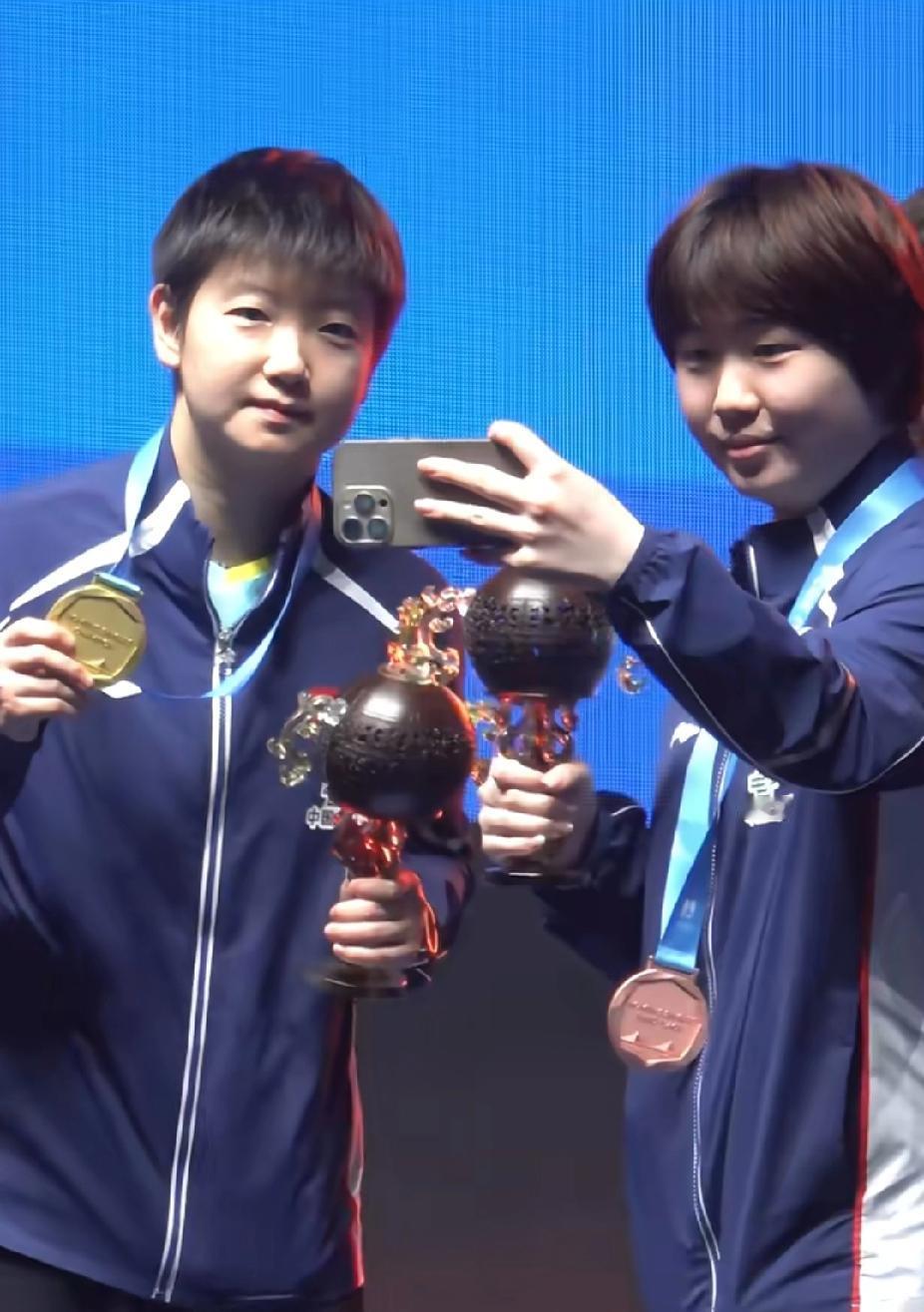 亚洲杯颁奖台名场面！莎莎：哎你们都走了？亚洲杯女单颁奖台，这一幕真的又暖又