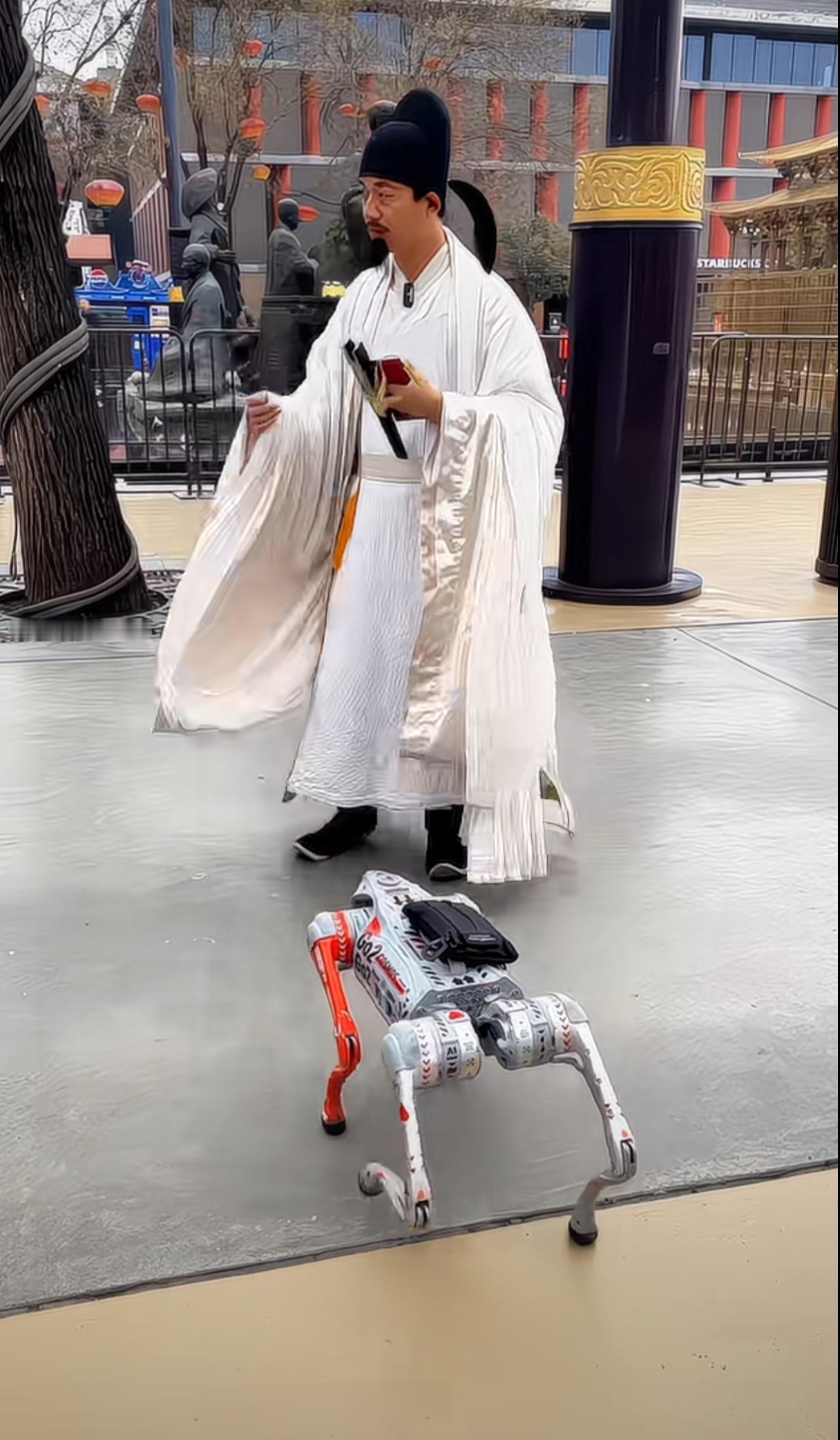 最近经常刷到人流中这个“西安机器狗”，声音似乎是后台同步配音，感觉后台在遥控这个