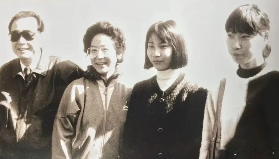 1991年10月31日，李鹏同志（左一）与夫人朱琳（左二）在游玩泰山期间，与游客