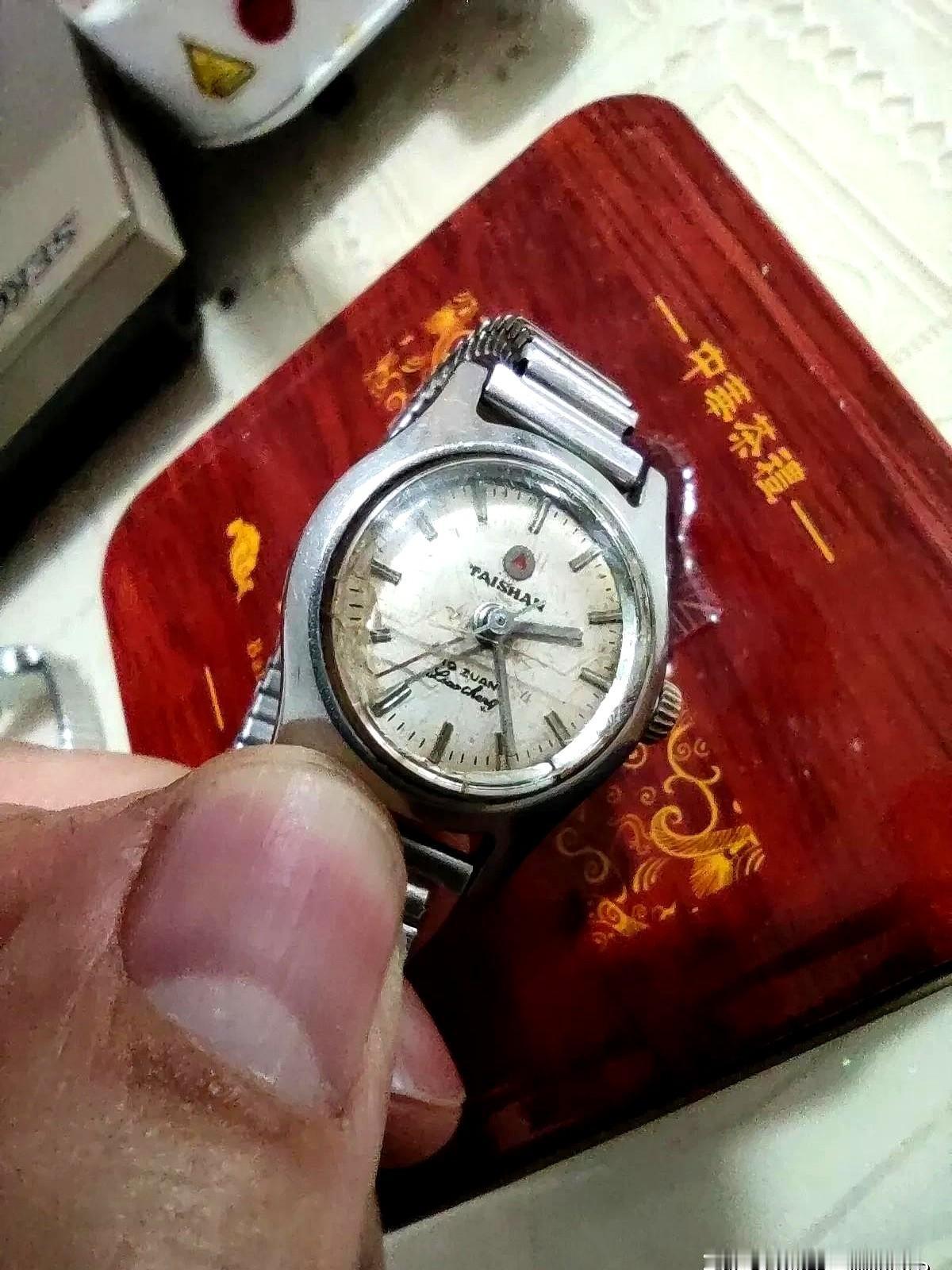 妈妈的两块老手表，看看你们家里有没有同款的。这两块表虽然早就不走了，但每次擦