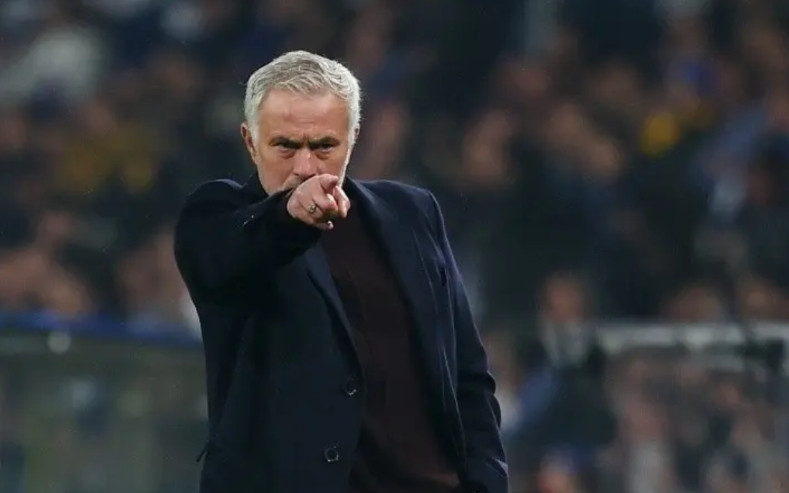 穆里尼奥从不说谎！在本菲卡对阵波尔图的比赛尾声，穆里尼奥因一次争议动作被红牌罚