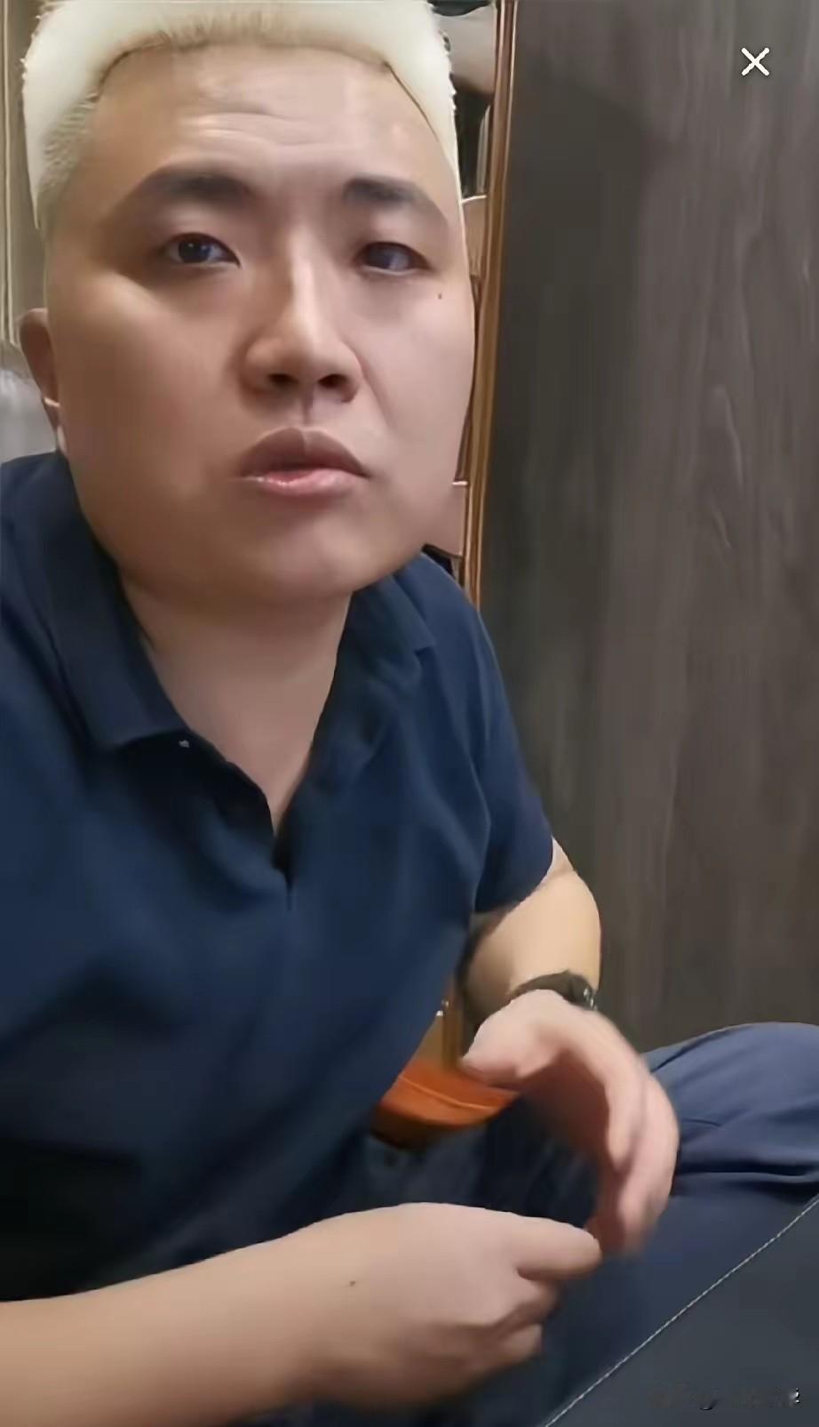 被占车位的闵先生直播了，给大家看了彭女士的道歉信，他说彭女士已经给他道歉了！