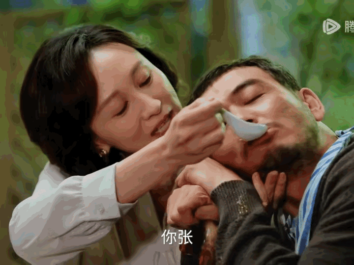 《淬火年代》雷东宝也现身了不过还是老样子，中风了话都说不清楚，随时需要人照顾起居