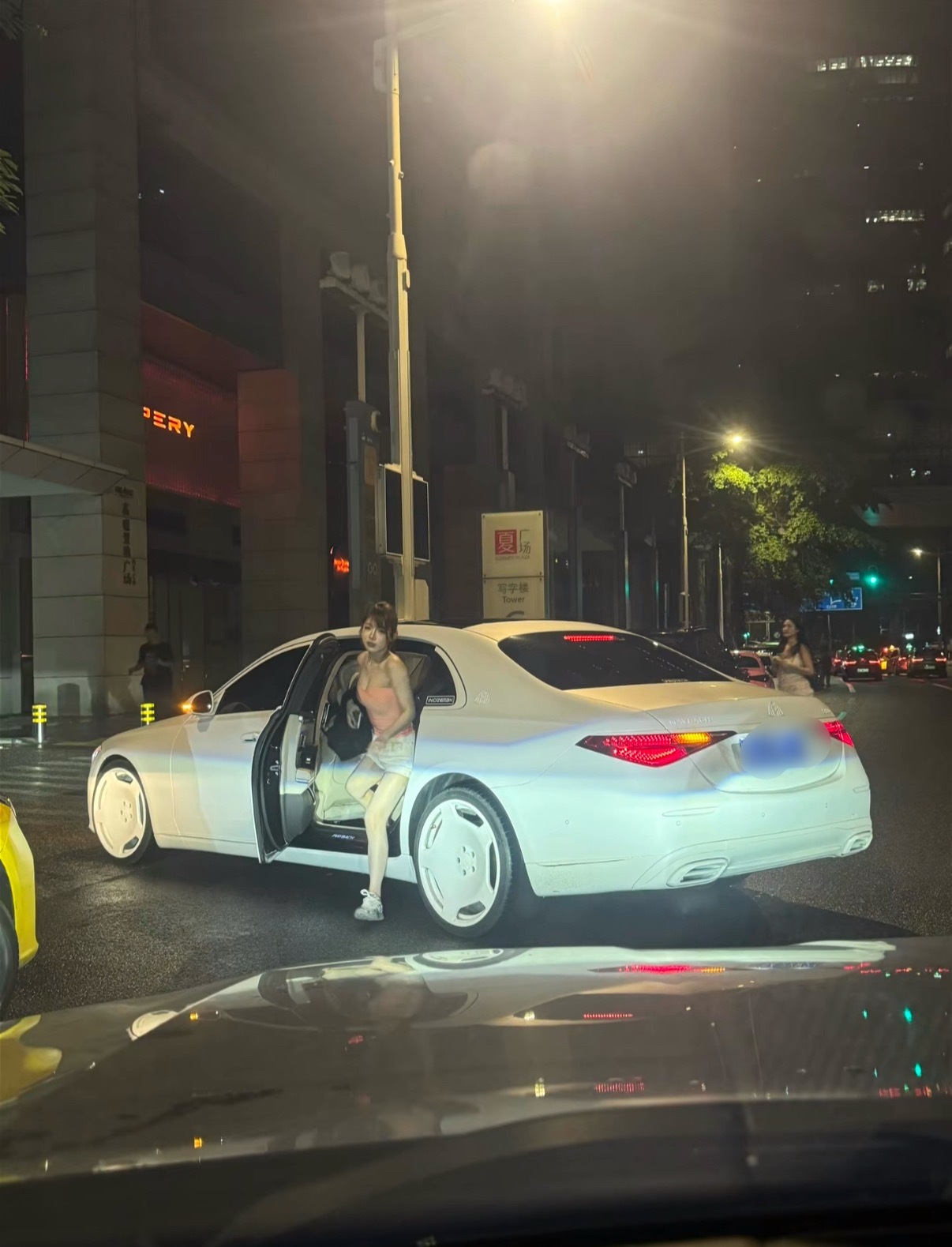 迈巴赫选白色的不多…​​​