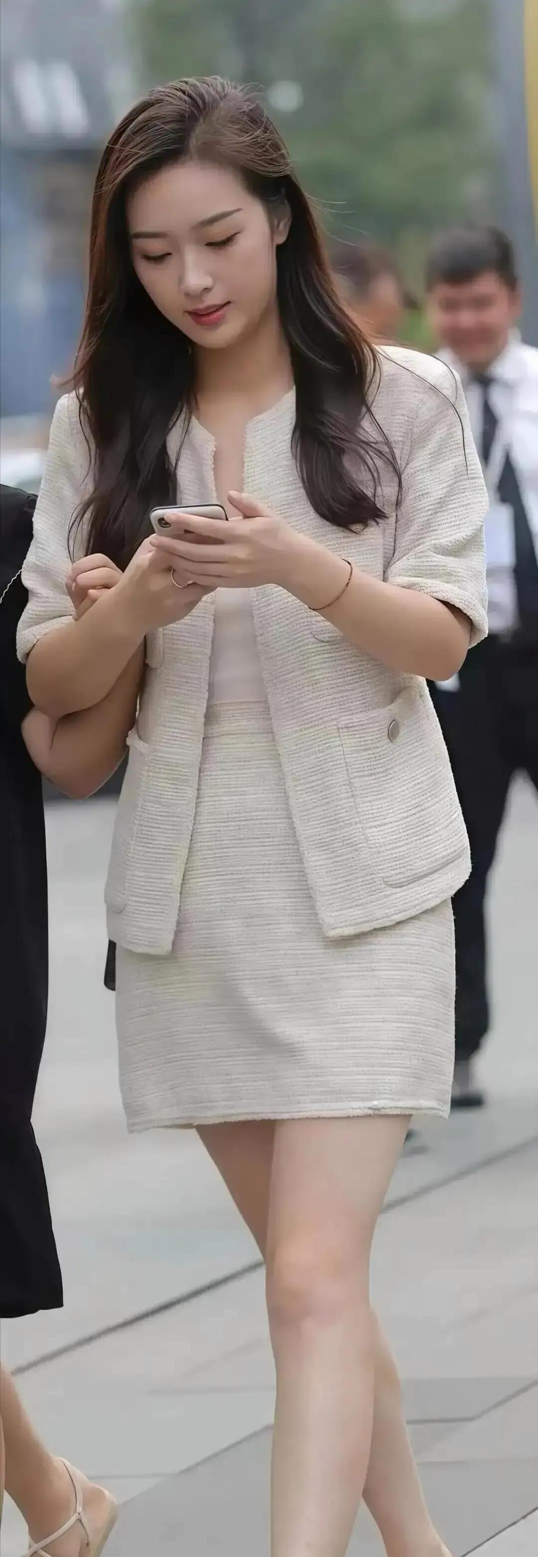 两张西装照，突然霸占了我的首页。一个韩国爱豆，一个台湾女神。看完才懂，原来穿