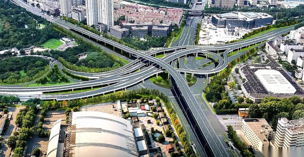 南京新庄立交桥高峰期拥堵已成常态，随着五条过江通道和两座大桥通行后，每天有约55