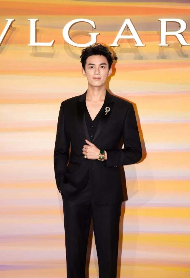 有消息称宝格丽代言人可能要换一批人宝格丽中国区高层换人了，所以代言人会换一批，