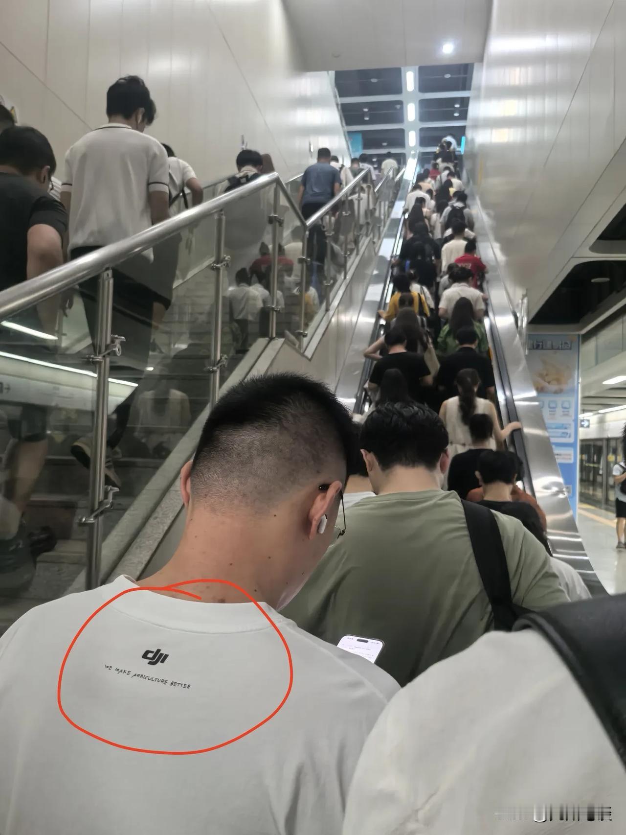 跟大厂年轻人一起挤地铁，假装自己也是年薪几十万，甚至过百万的大厂打工人！深圳