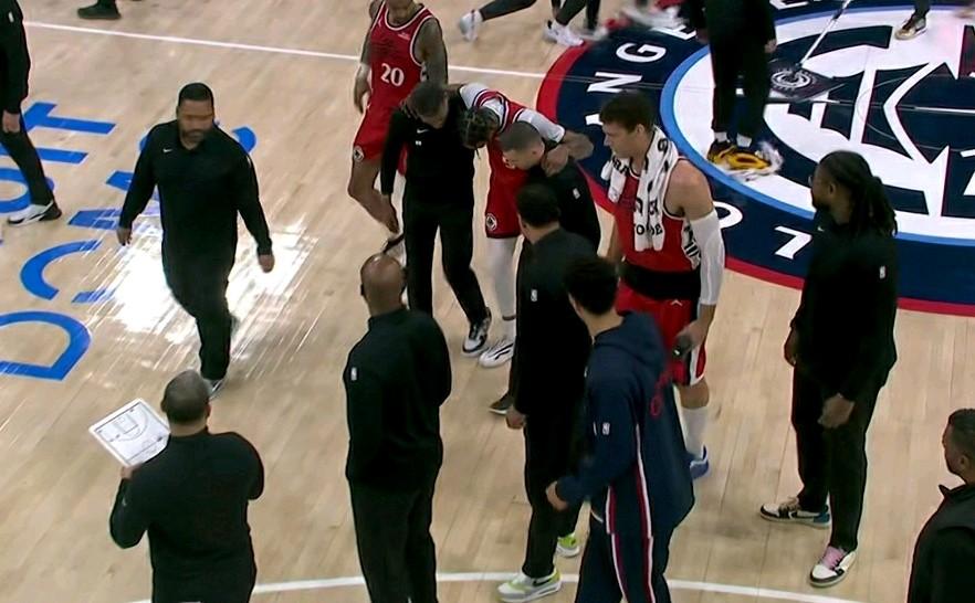 小琼斯再度受伤！这点也太背了！小琼斯两次受伤，都是凯尔特人弄得！在快船主场迎