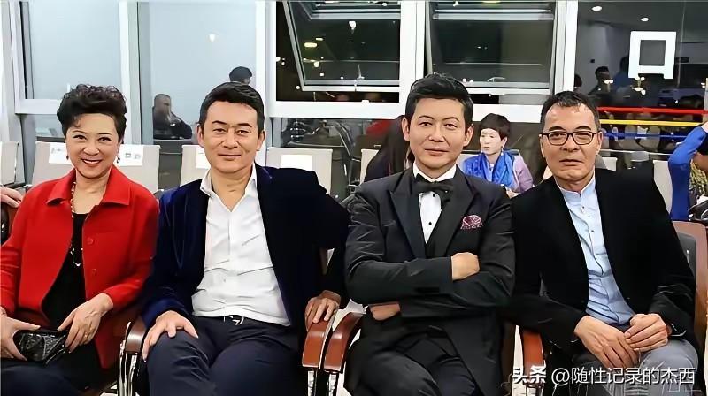 这张明星的合影里，我看了半天只认出了穿红色外套的电影明星王馥荔，她老了都还这么有