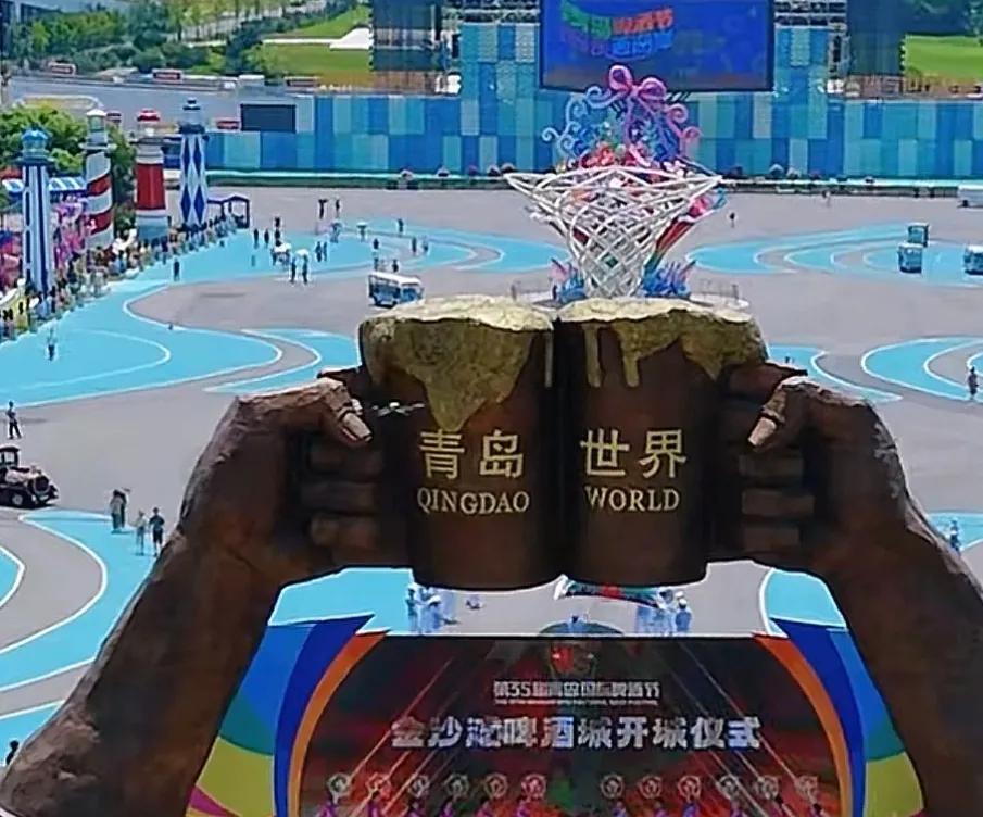 第35届青岛国际啤酒节金沙滩啤酒城今天开城啦，开启30天的啤酒之旅！开城现场超
