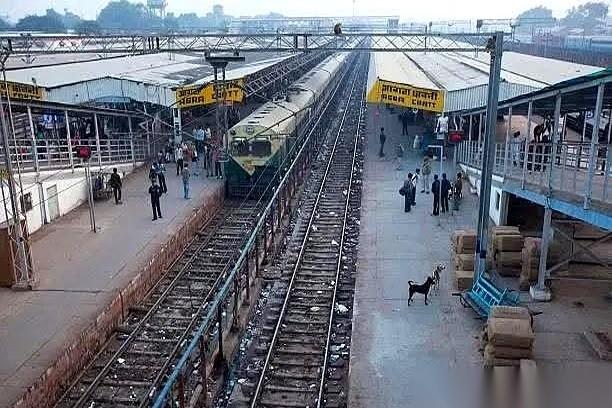 一张图，什么话都不用说，直接把人看傻了。左边，人山人海，火车顶上都挂满了人，感