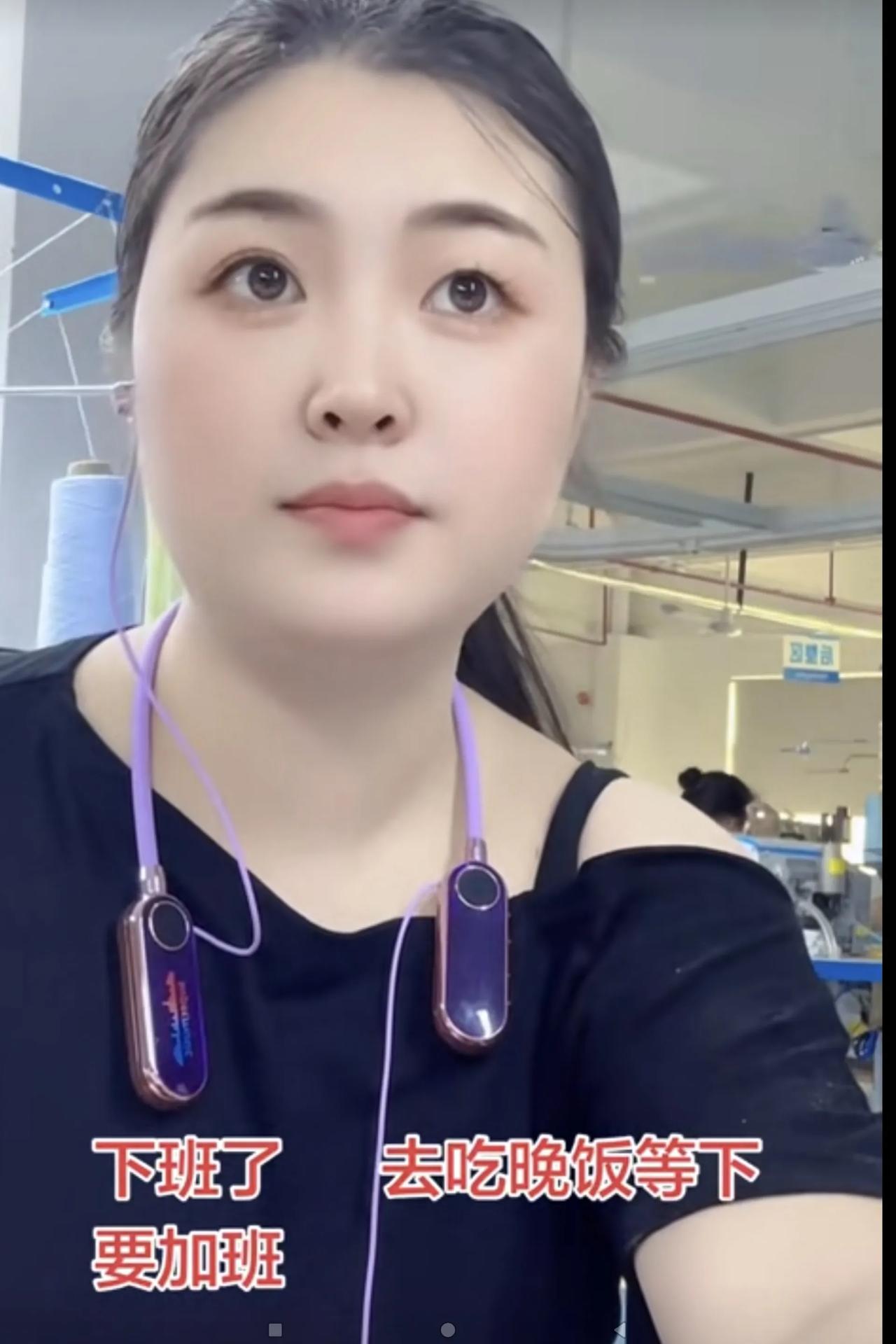 这位美女姐姐的颜值有三个特点：1、长的白白净净。2、脸长的圆圆乎乎。3、眼