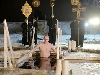 普京这身板，杠杜的，73岁的老头一枚，健壮如小牛。东正教的洗礼，下冰水泡一泡，