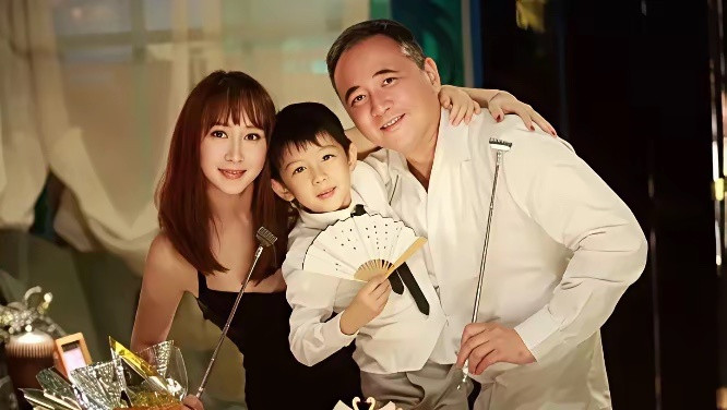 原来胡静的儿子叫牛魔王，已经16岁了，从小就长得很好看啊，这太眼睛，这高鼻梁，妥