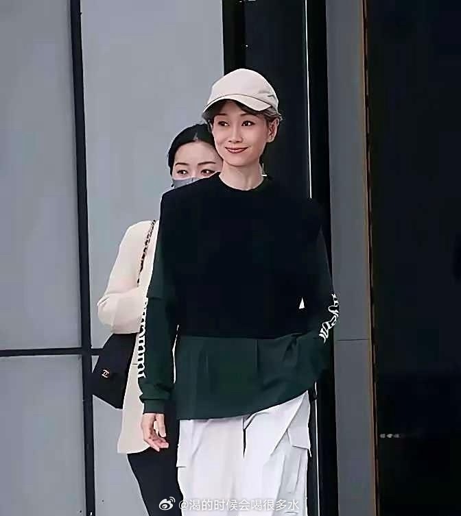 谁能想到她已经61了，真是越活越潇洒