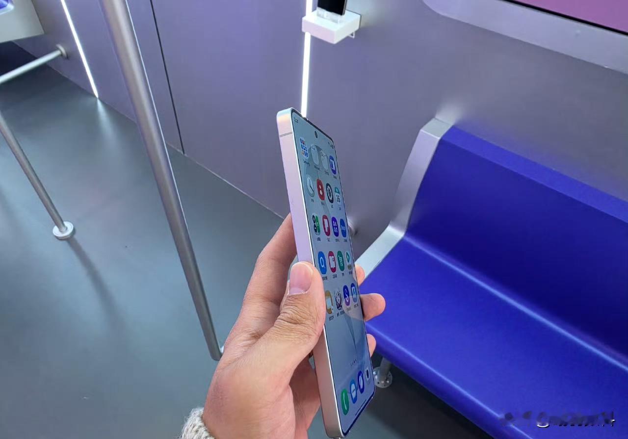 三星S26系列唯一真正的亮点将成为众多国产手机竞相模仿的对象。那就是防窥屏，