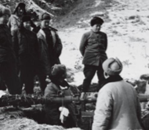 1956年，彭德怀到青海视察，检查哨位时，他问哨兵：“这么冷，你怎么不穿皮大衣？