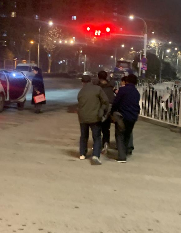 泪目！男子查出肝癌中期，妻子提出离婚，他当天自己买了一斤白酒一口气喝完，随后大量