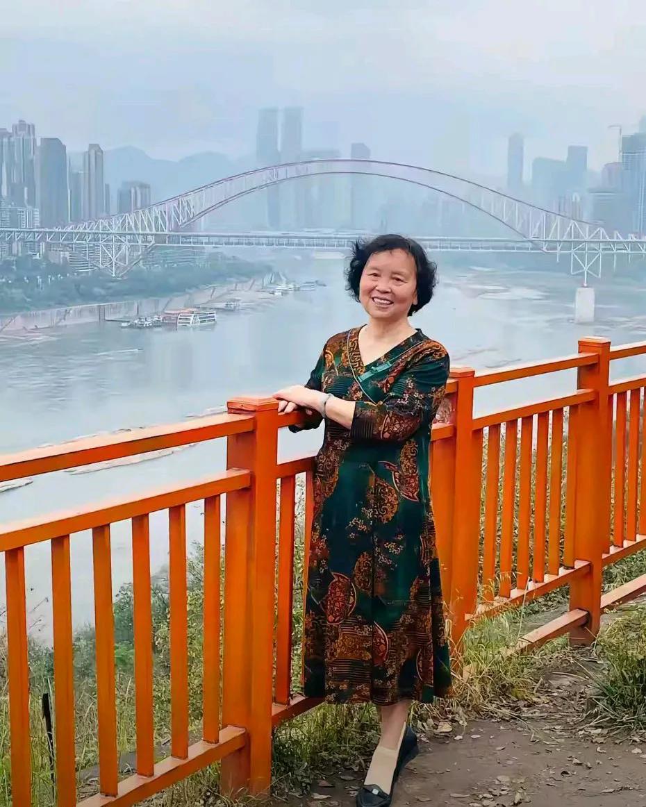 这是一位拿不定主意的女教师，大家帮她出出主意！这位妇女快55岁了，然后校长跟她