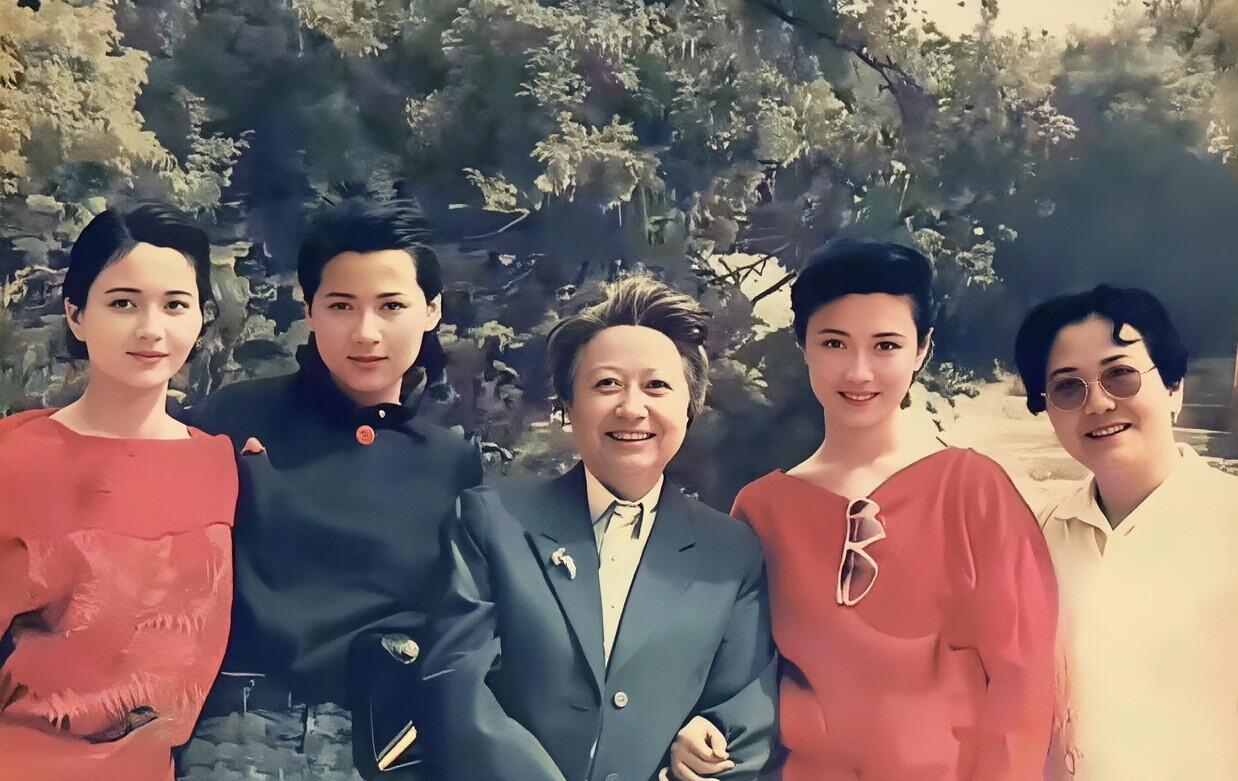 这张照片是1989年电影版《红楼梦》主要演员的珍贵合影：我一眼就认出了左一凤眉明