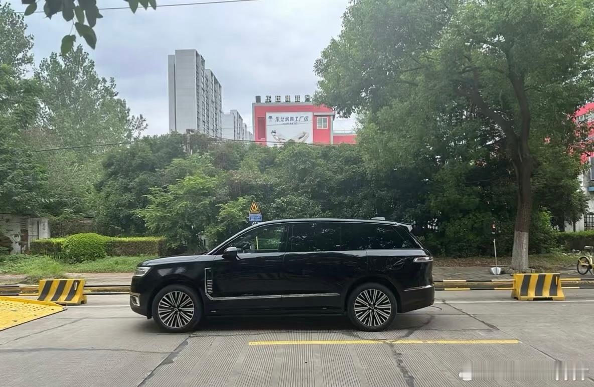 喜提蔚来ES9期待许久，终于把属于自己的车提回家啦。在嘉定交付中心办理手续整体很顺畅，我们的foll