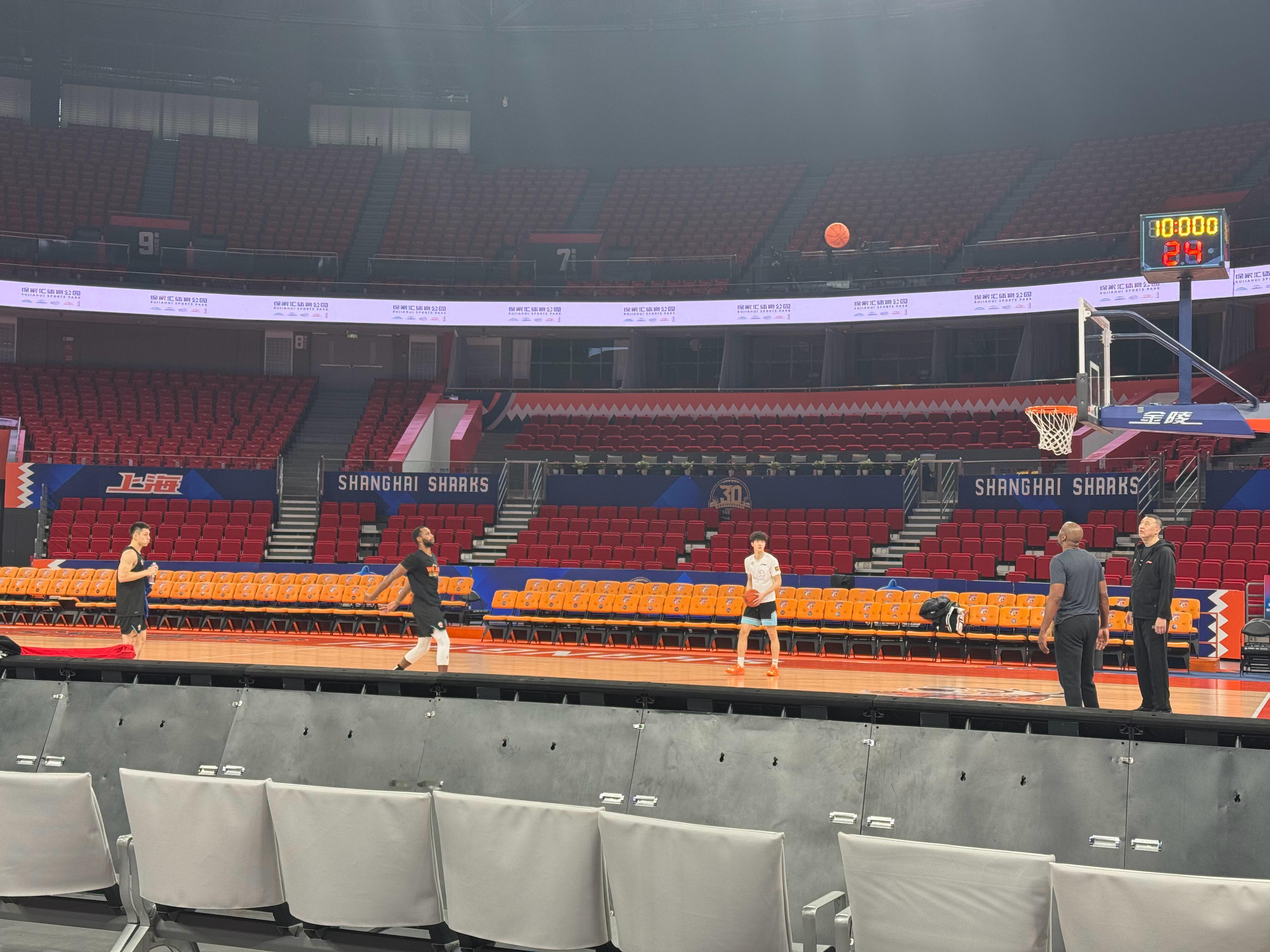 趁休赛日来采访下新晋“万分先生”，碰巧赶上了加练的几位上海久事大鲨鱼上海·上海