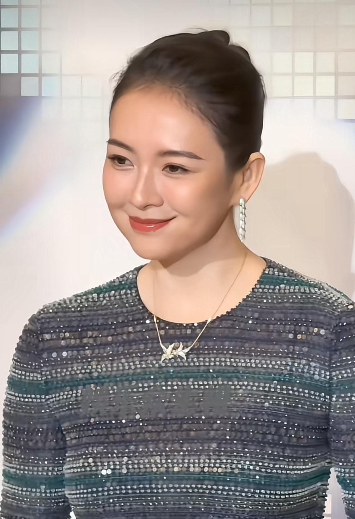 章子怡这张脸确实越来越有看头了。最近出席活动，她的脸部变化引发热议。有人说她吃胖