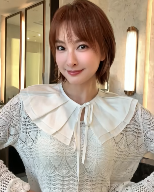 吴昕正在上海打拼事业，杜海涛去看望她时，指着她身后的一栋大楼问：“这就是你买下的那栋楼吗？”吴昕听完