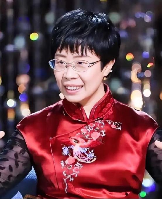 你敢信吗？前阵子还在诗词大会上温温柔柔讲唐诗宋词的蒙曼，就因为聊了几句清朝，直接