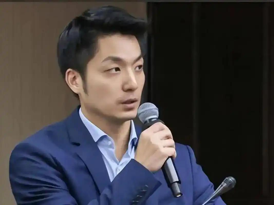 记者问：你是台湾人还是中国人？蒋万安的回答出乎预料。他没有顺着问题二选一，只说：