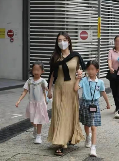 方媛接女儿放学，方爸方妈陪着。