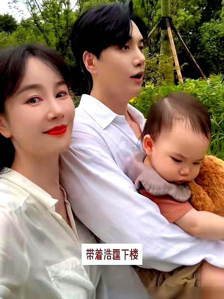看到张檬她儿子那一身“装备”，我第一反应是，这孩子浑身上下是镶了钻吗？说真的
