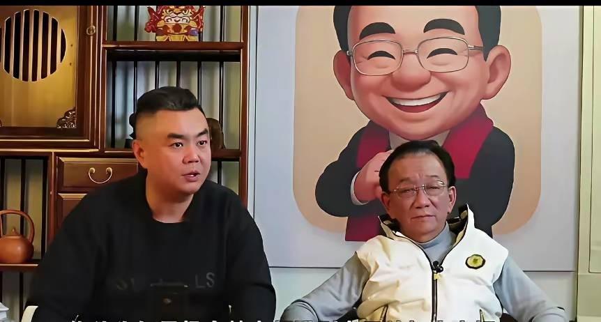 侯耀华摔扇子说：“我爹看到这局面，得把醒木砸了。”说的是德云社占了九成商演，新