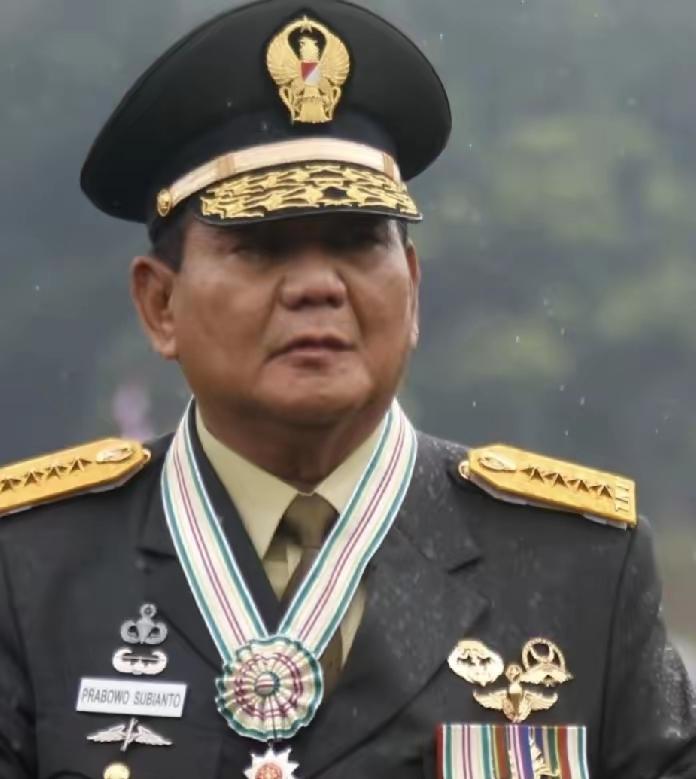太讽刺了！​​雅加达的豪华会议厅里，印尼国防部长正握着日本防卫大臣的手笑得合不