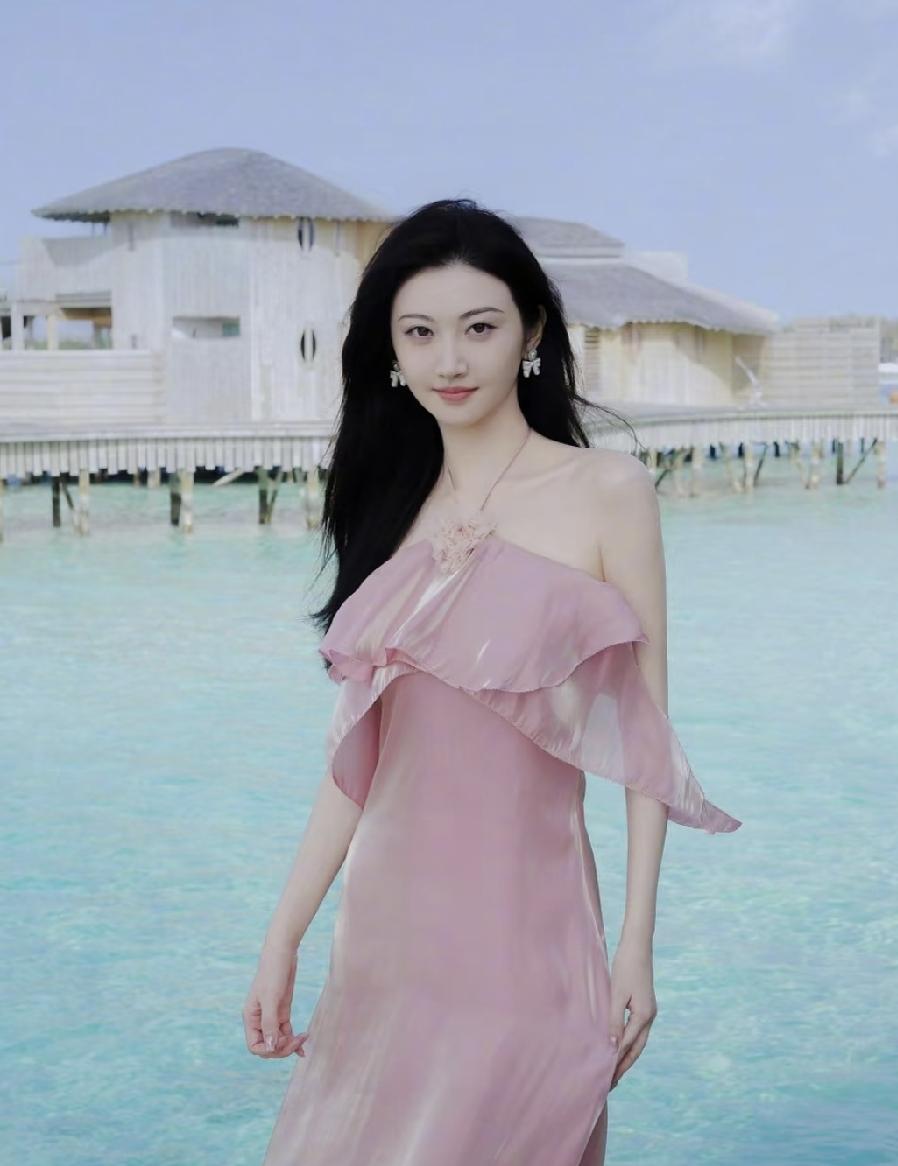 不比不知道，原来景甜很适合粉色。她在马尔代夫度假穿的粉色连衣裙，看起来娇滴滴的