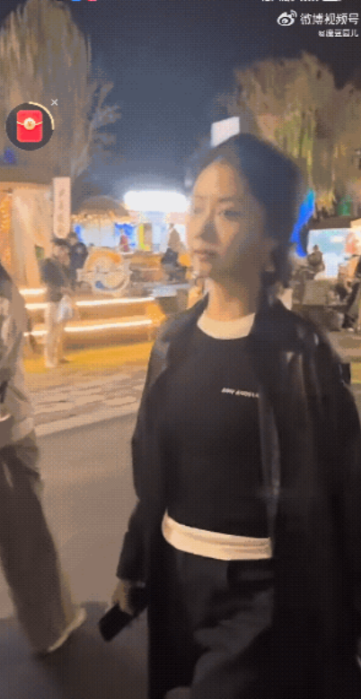 谭松韵走路的气场真强大呀！走路粉的福利啊！她自信昂扬的步伐，淡定从容的姿态，小