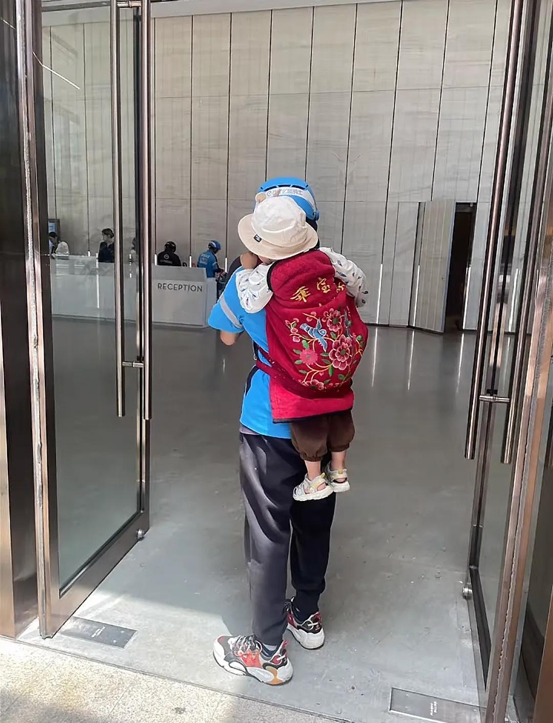 手里捧着的是生活，后面背的是责任。公司楼下来送外卖的小哥，孩子四岁左右，可能