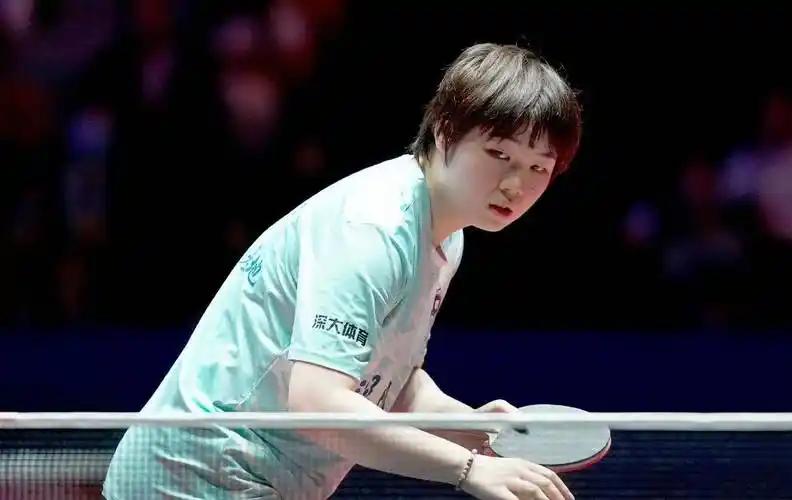 乒超总决赛女团半决赛，深圳大学3-2险胜上海龙腾，晋级女团决赛第一盘女双，覃