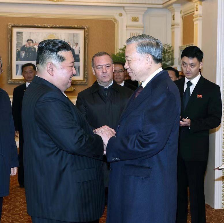 疏忽了！金将军光顾着与越南一把手苏林热聊，让梅德韦杰夫在边上干等着，也没人跟他寒