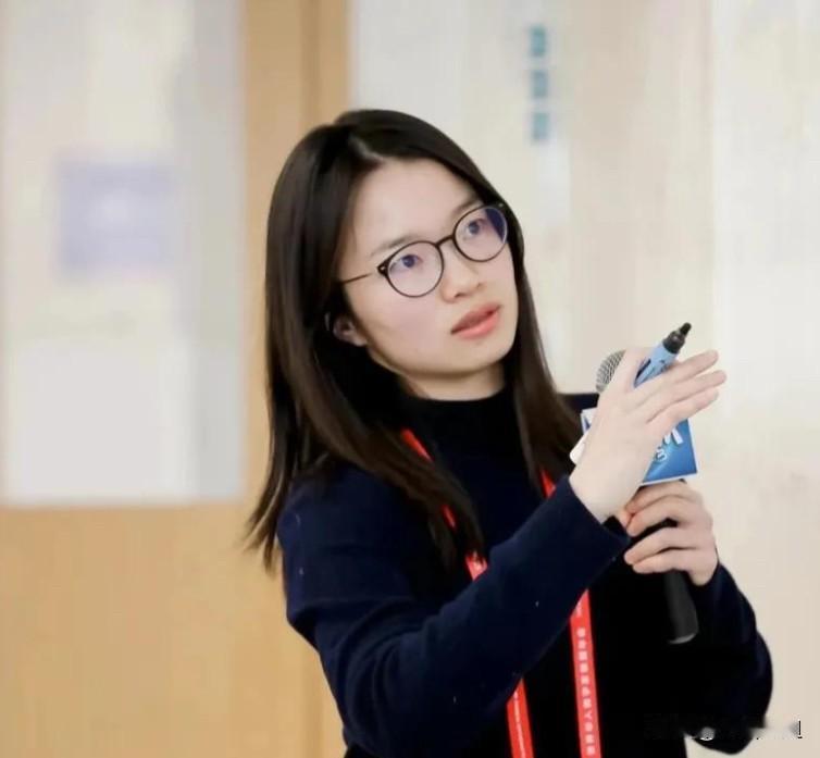 王虹这个人完全不经夸因为一夸你就会发现，她真的越夸越离谱地牛！