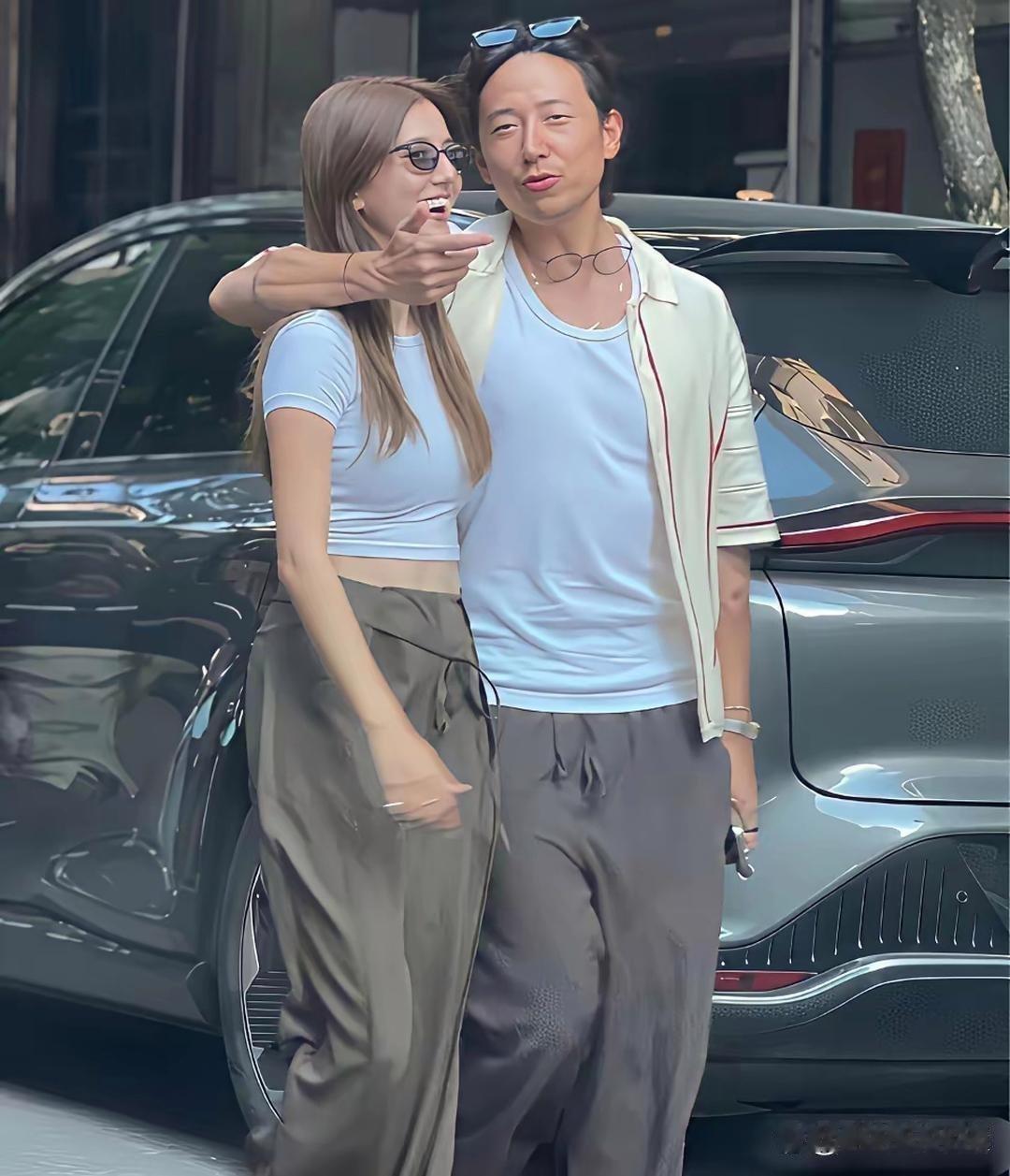 吴千语这回嫁得挺顺心！跟老公逛起街来，状态看着特别舒展。​​​