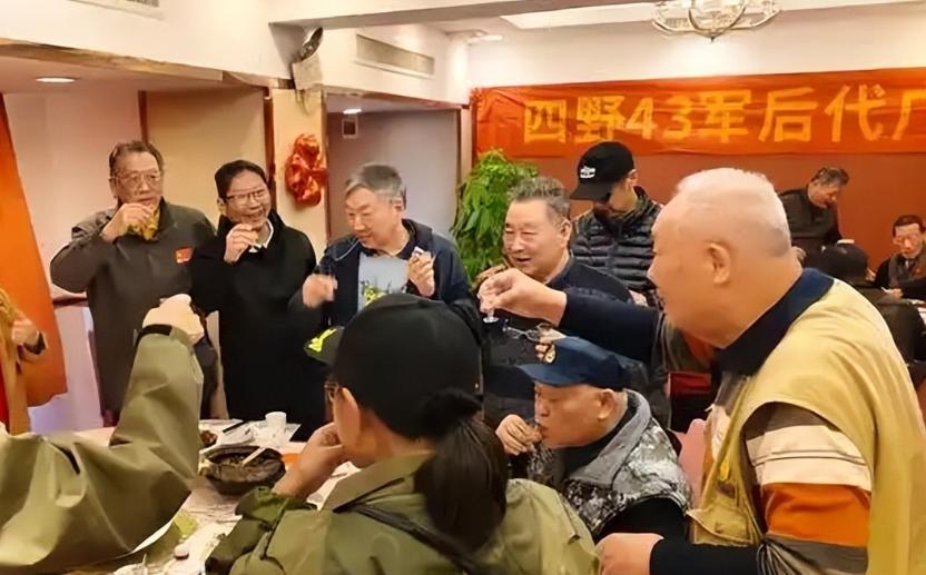 四野后代的聚会年年搞，规模越来越大，仪式越来越正式，排场越来越体面。放到历史教育