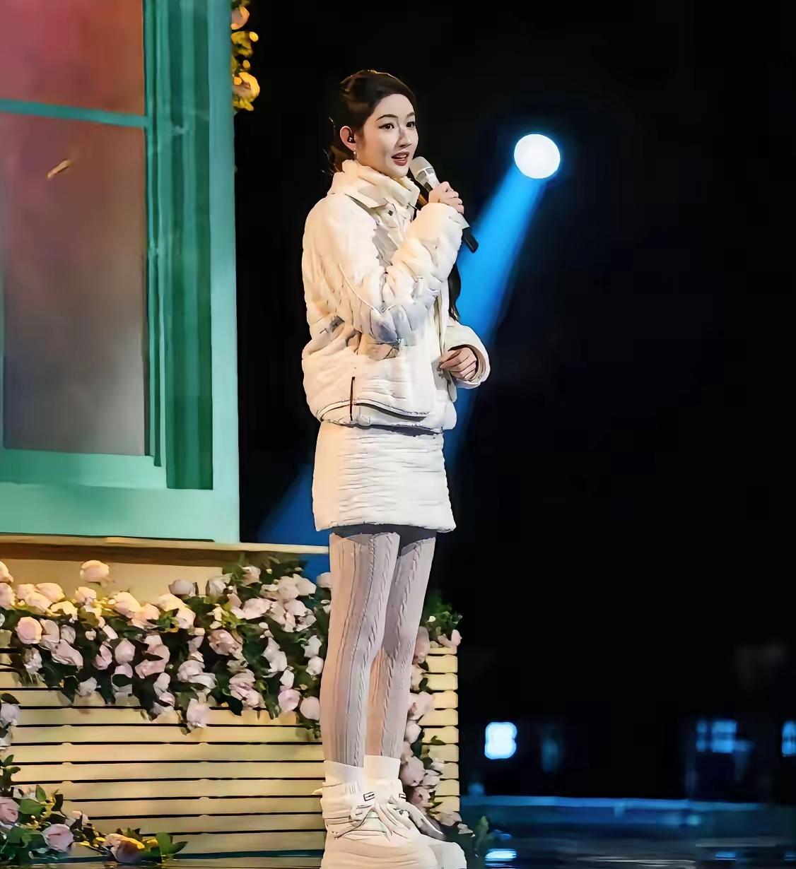 王玉雯跨年夜没穿礼服，这事儿炸了！零下几度你让女明星穿裙子？简直是反人类设计